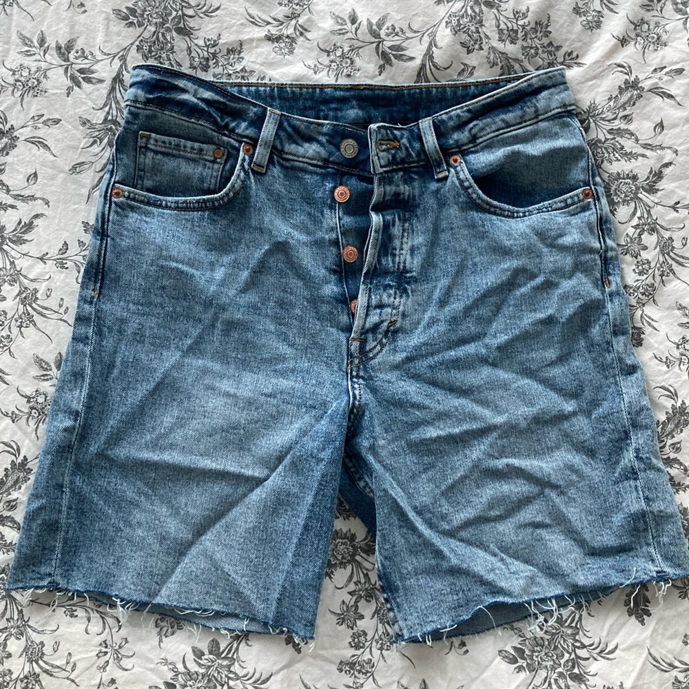 &DENIM 7” inseam medium wash denim bermuda jean shorts